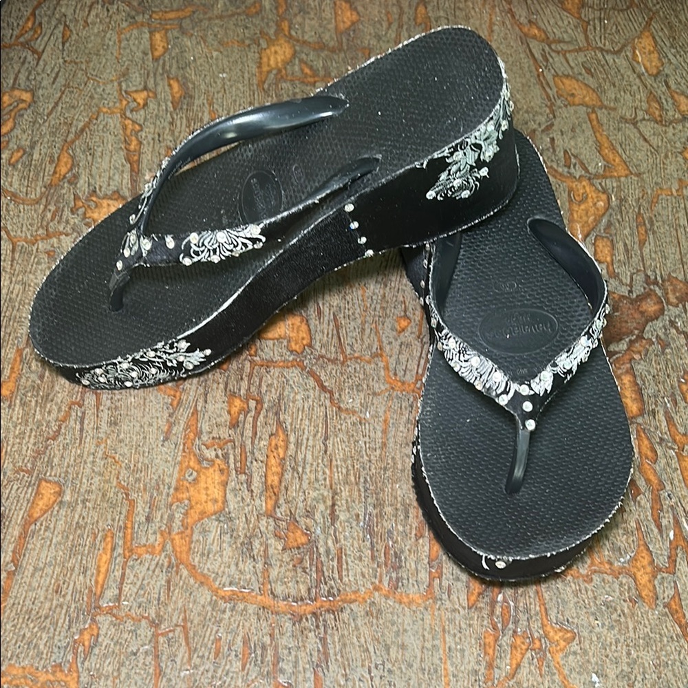 Stylish Black Flip-Flops with Floral Design